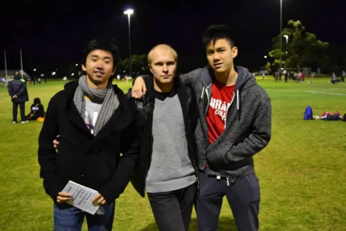 Zhao (trái) và bạn bè thời du học. Ảnh: QQ