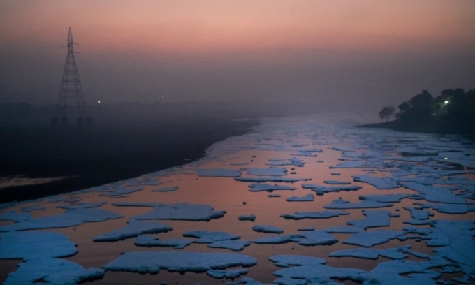 Những mảng bọt khí trên sông Yamuna chảy qua thủ đô New Delhi, Ấn Độ, sáng 11/1. Ảnh: Hindustan Times