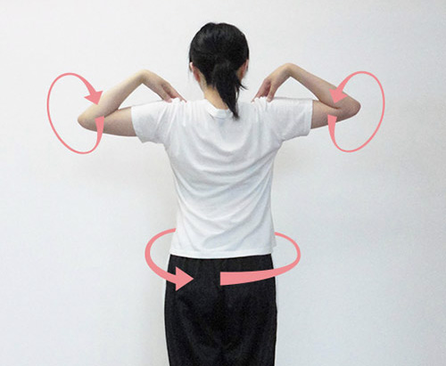 Thực hiện xoay vai - bài giãn cơ nhẹ nhàng không yêu cầu thiết bị hay kỹ năng đặc biệt.