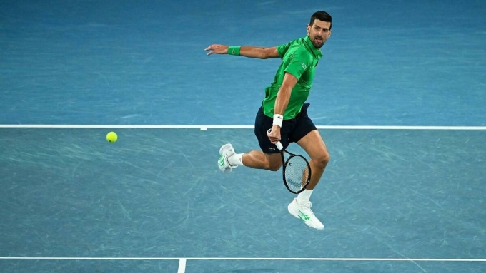 Djokovic trong một pha lên lưới ở chung kết Australia Mở rộng 2026, trên sân Rod Laver, Melbourne, Australia, tối 1/2. Ảnh: Reuters