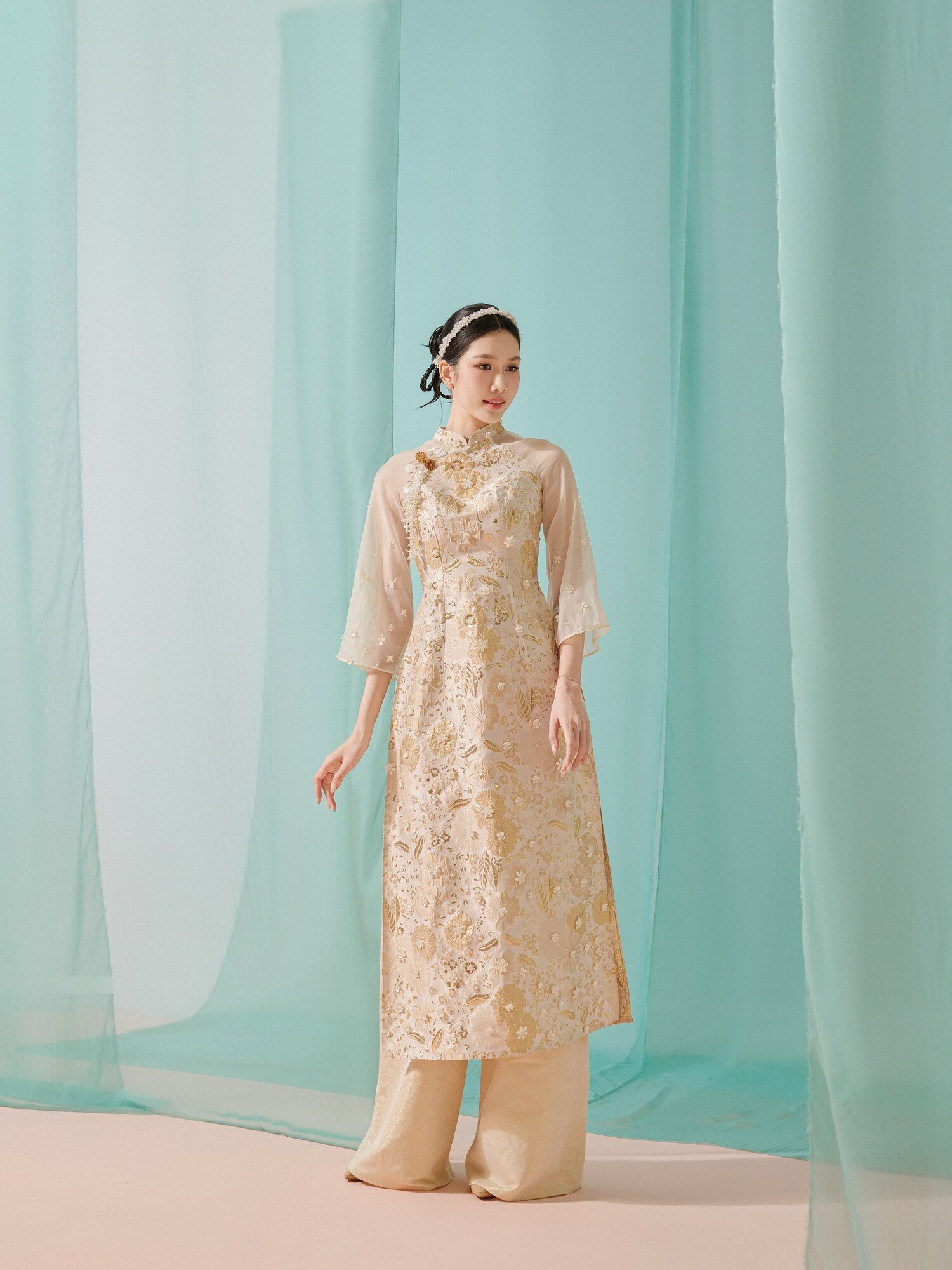 Chị em chọn áo dài Tết màu gì để amp;#34;hút lộcamp;#34; cả năm lại tôn cả da lẫn dáng? Người khôn ngoan sẽ chọn mẫu này - 1