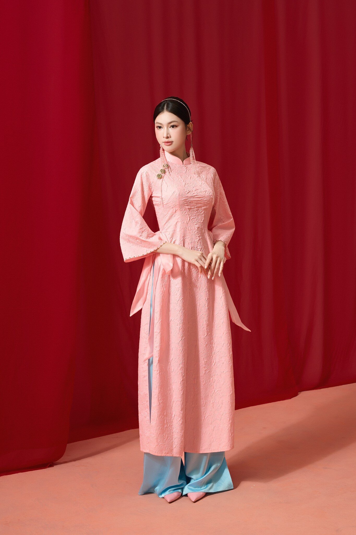 Chị em chọn áo dài Tết màu gì để amp;#34;hút lộcamp;#34; cả năm lại tôn cả da lẫn dáng? Người khôn ngoan sẽ chọn mẫu này - 11