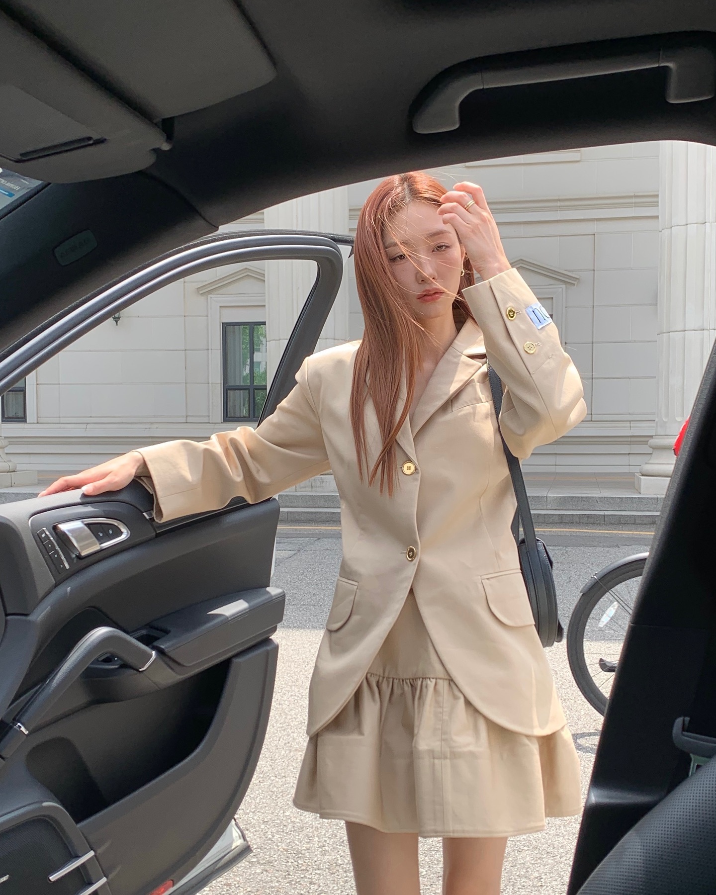 Phối đồ cùng tông màu giúp tổng thể liền mạch, “đắt tiền” hơn hẳn. Công thức này đơn giản nhưng hiệu quả cao, đặc biệt phù hợp với phong cách tối giản của phụ nữ U35.