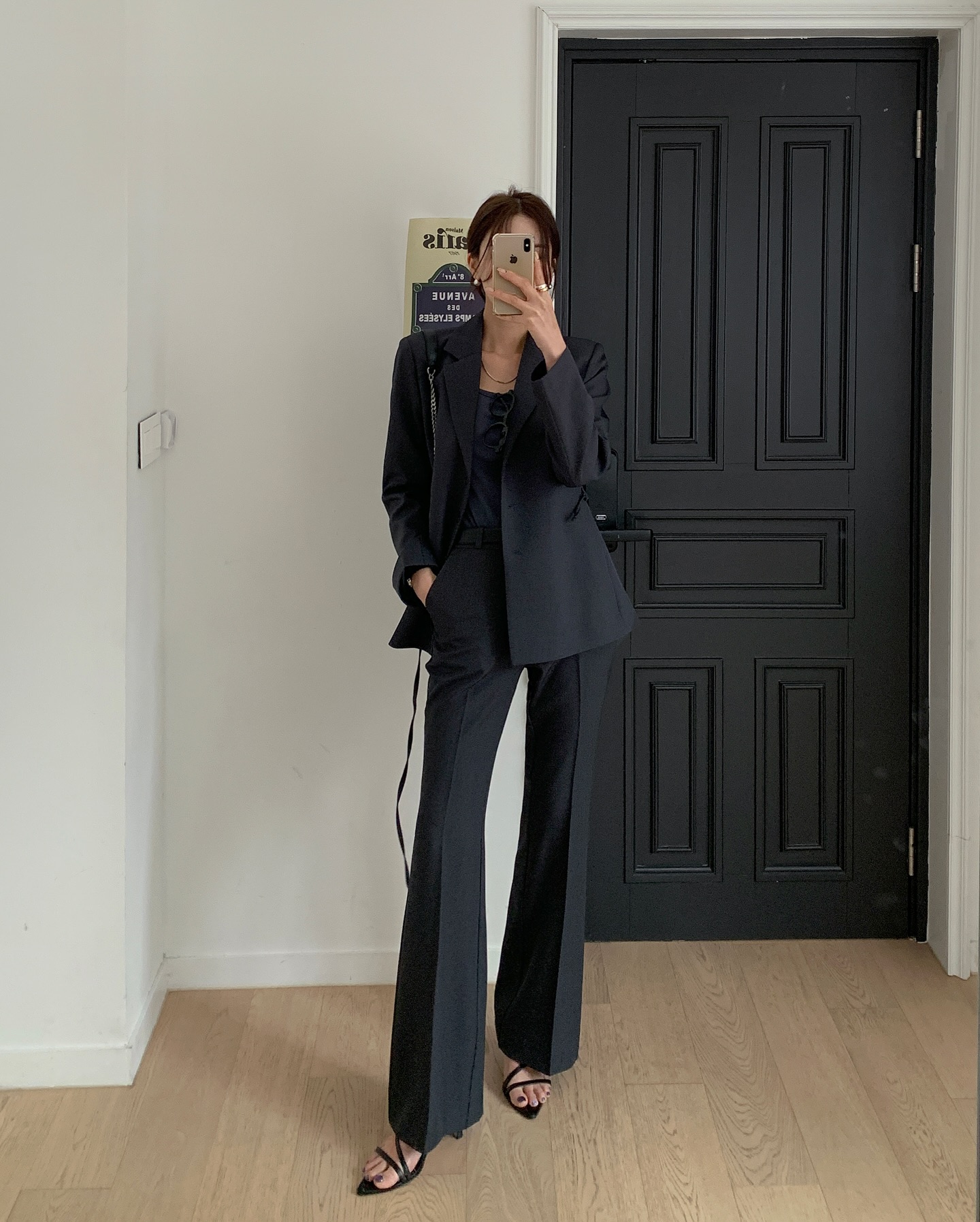 Blazer dáng suông, ít cầu vai giúp tổng thể trông hiện đại, trẻ trung hơn. Khi phối cùng quần ống đứng, váy midi hoặc jeans gọn, outfit chững chạc mà không già.