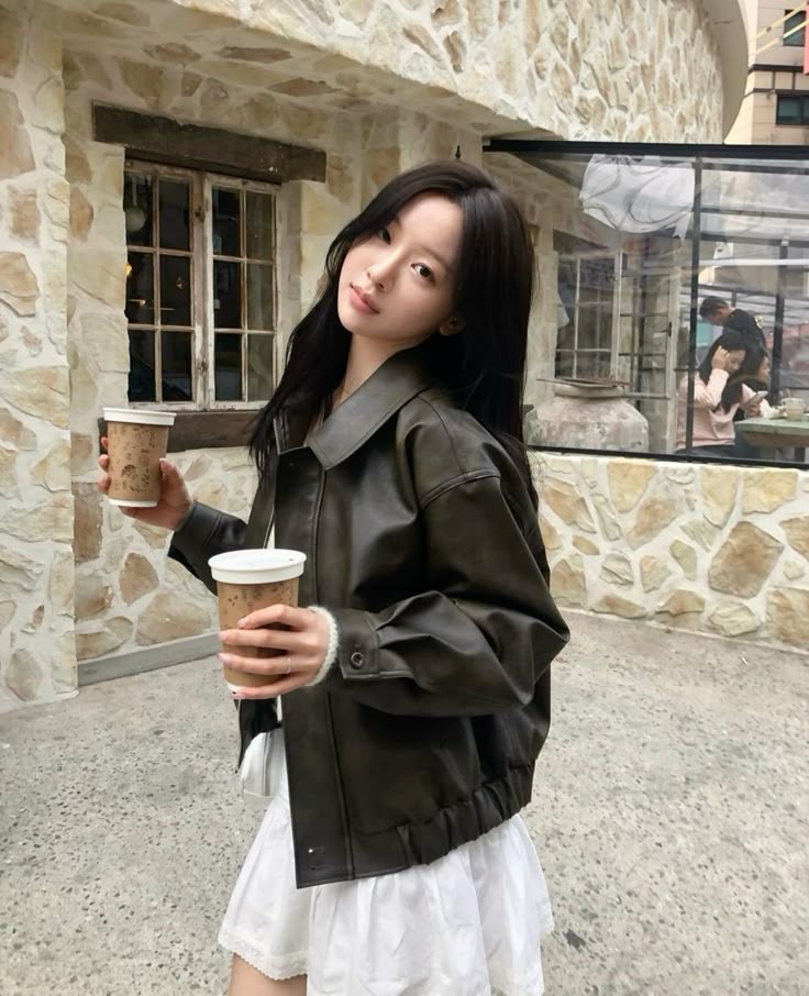 Ngoài U40, đây chính là 4 kiểu áo khoác amp;#34;hack tuổiamp;#34; đỉnh cao, chị em chỉ cần có 1 là trẻ hơn hẳn - 5