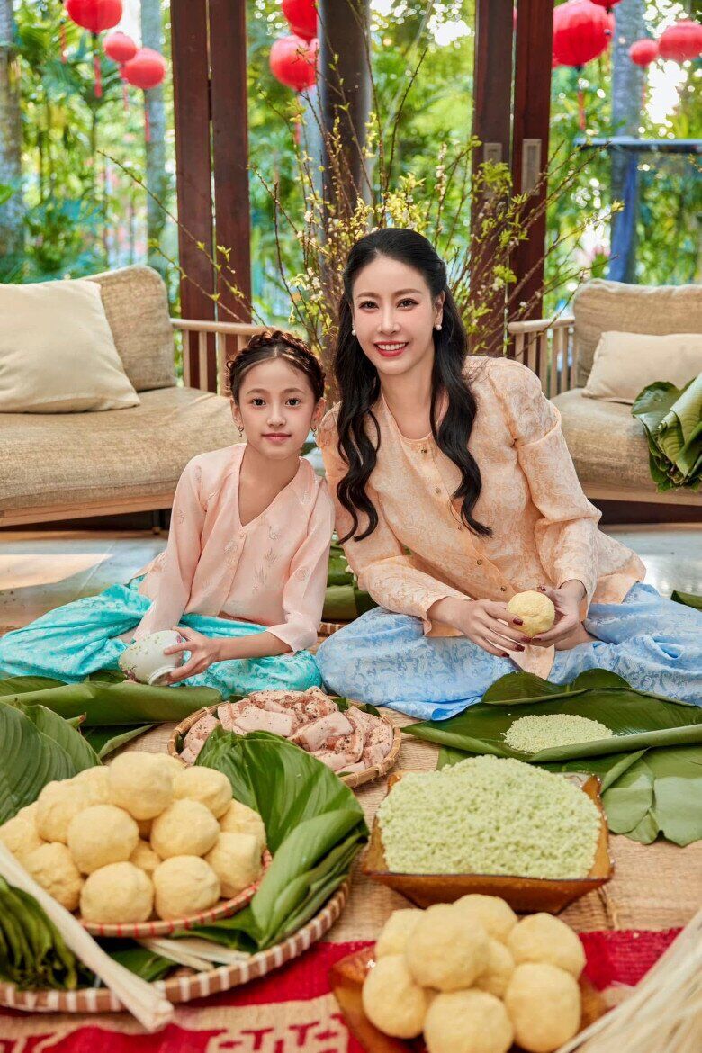 Nếu không tự tin với vóc dáng, chị em có thể chọn áo bà ba dáng suông như hoa hậu Hà Kiều Anh. Chất liệu gấm nhẹ với hoa văn chìm,màu pastel nhã nhặn phối cùng quần lụa ống rộng đẹp tinh tế. 