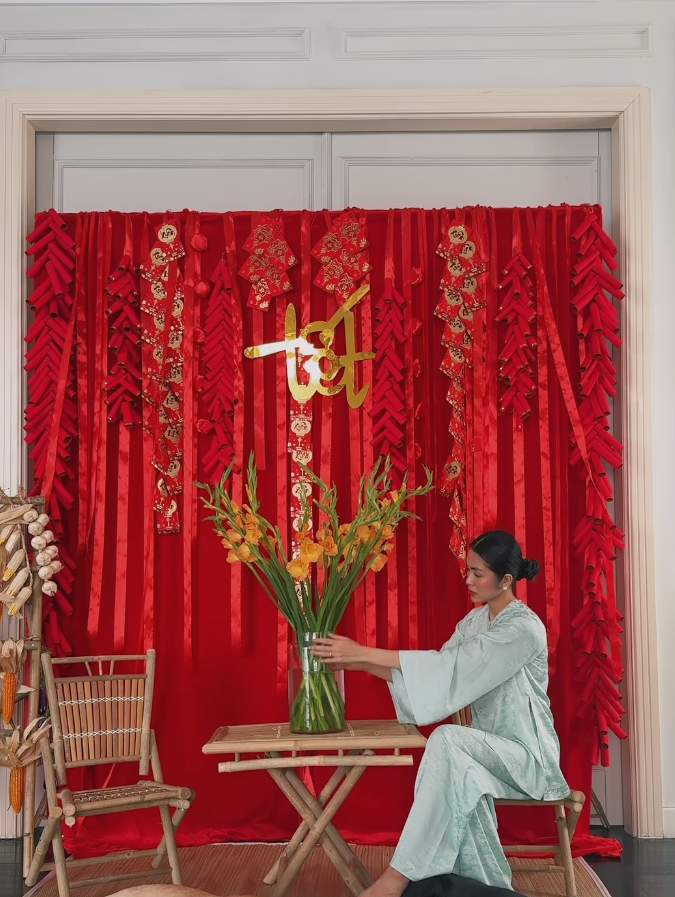 Không chỉ được yêu thích trong đời sống thường nhật, áo bà ba còn chinh phục nhiều mỹ nhân Việt mỗi dịp Tết đến. Hà Tăng từng lựa chọn những thiết kế bà ba mang gam màu nhẹ nhàng, thanh thoát như xanh pastel giúp tôn da trắng sáng.