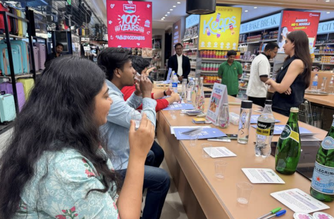 Một buổi nếm thử nước khoáng thiên nhiên cao cấp tại Ấn Độ, ngày 9/1. Ảnh: Reuters