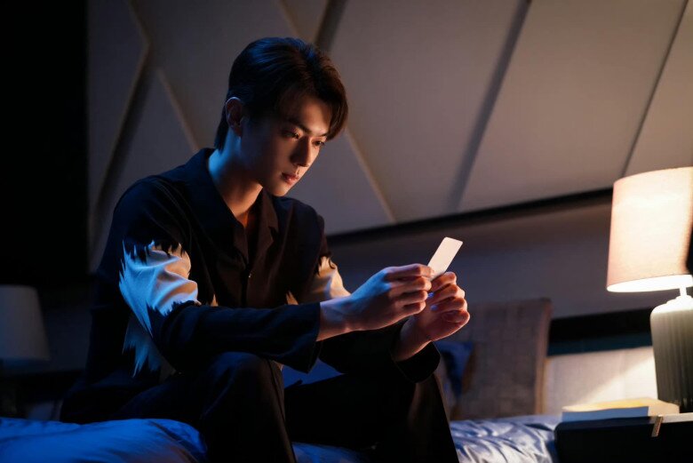 Mở tập giấy mẹ vợ cũ đưa, tim tôi chết lặng khi thấy thứ bên trong. (Ảnh minh họa)