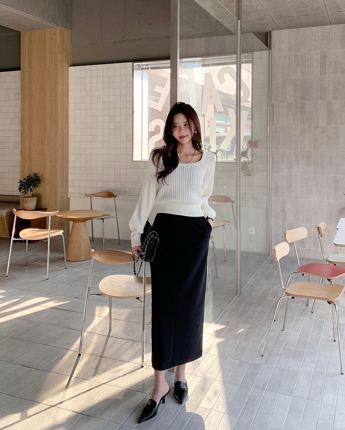 Chân váy suông tạo vẻ ngoài gọn gàng, che khuyết điểm tốt. Dễ phối với áo len, sơ mi hay cardigan, item này mặc Tết xong vẫn dùng được quanh năm.