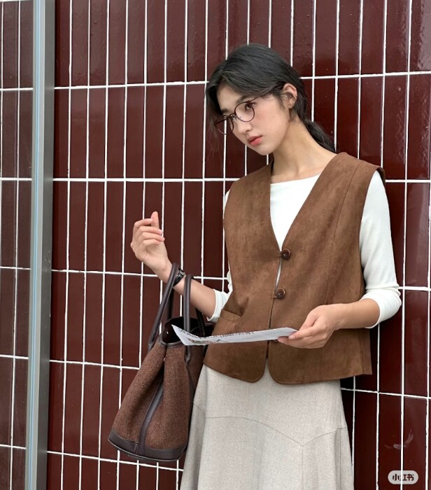 Kiểu áo khoác đậm chất amp;#34;quý tộcamp;#34; được giới sành thời trang săn đón mùa đông này, phối với váy hay quần đều sang chảnh - 5