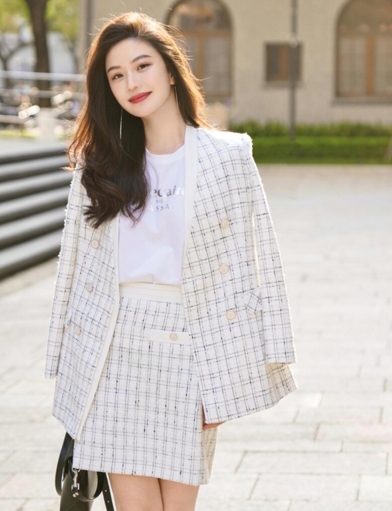 Mặc theo set áo khoác và chân váy cũng là gợi ý tuyệt vời cho chị em hóa thành quý cô trong dịp Tết.