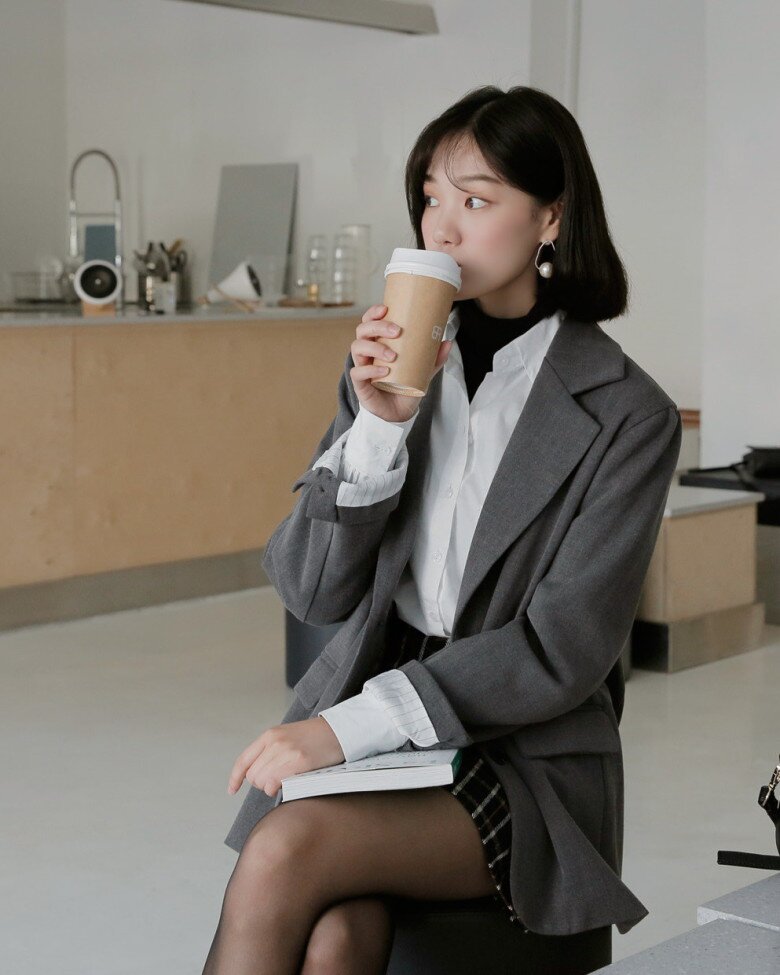 Đừng xem thường chiếc áo blazer quen thuộc, bạn có thể phối layer với sơ mi và áo cổ lọ vừa giúp giữ ấm lại có thể thuận tiện cởi ra bất cứ lúc nào.