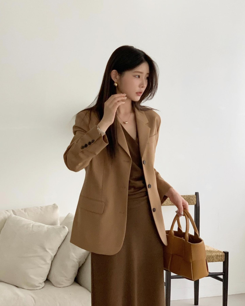 Phối blazer với váy liền là bí kíp của những cô nàng yêu thích sự nhẹ nhàng, nữ tính khi du xuân.
