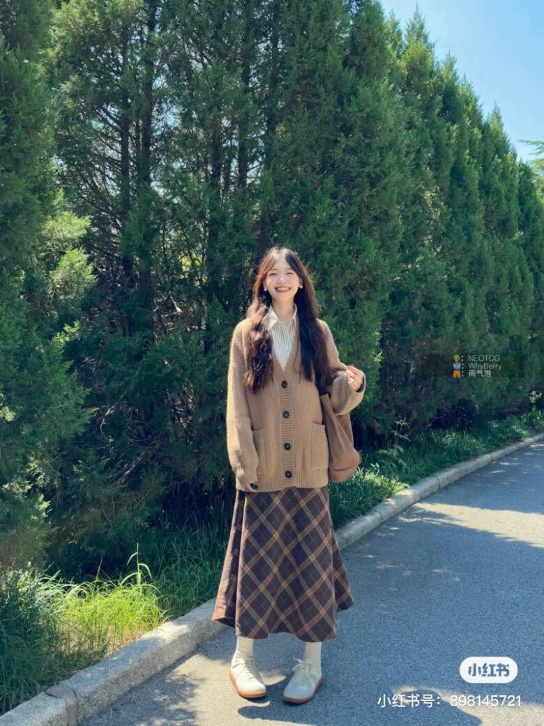 Với nàng thấp bé nên ưu ái cardigan cổ chữ V vừa có thể thuận tiện phối layer lại tạo cảm giác kéo dài vóc dáng. 