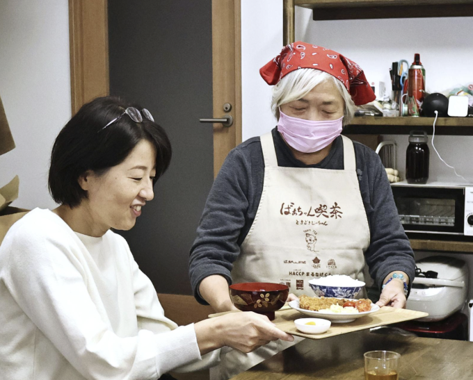 Một cụ bà phục vụ thực khách ở TP Ukiha, tỉnh Fukuoka, Nhật Bản. Ảnh: JP