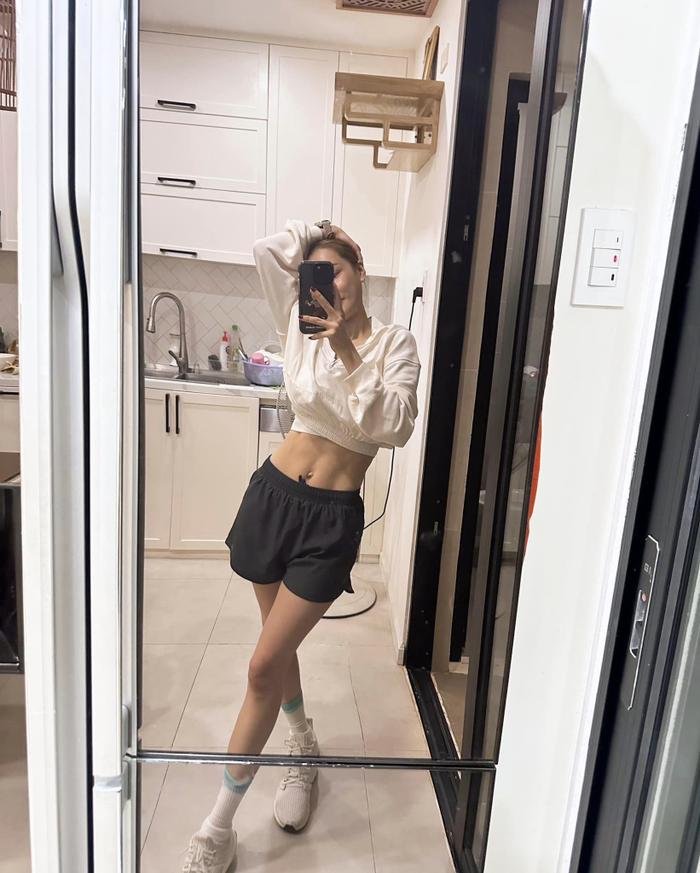 Vòng eo săn chắc sau sinh của Nhã Phương khiến nhiều người ao ước. Trong nhiều năm, cô đã kiên trì một chế độ giảm cân giữ dáng để có được body săn chắc.