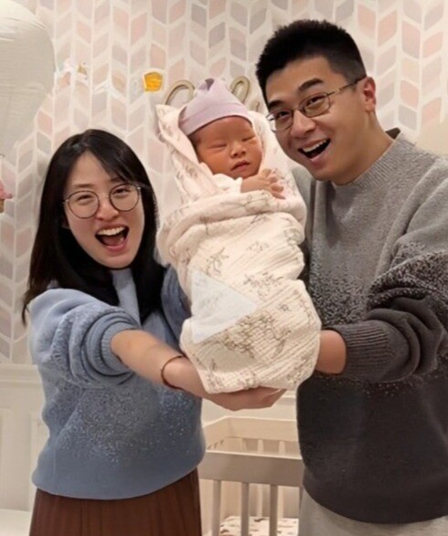 Gia đình nhỏ lộ diện tươi tắn và chưa lên tiếng về tranh cãi vừa qua.