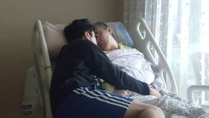 Cho Bum-hee chăm sóc mẹ ở nhà. Ảnh: Korea Herald