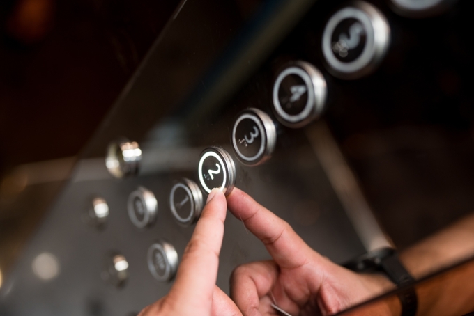 Nhiều cư dân mệt mỏi phải chờ thang máy khi sống ở chung cư cao tầng. Ảnh: QQ