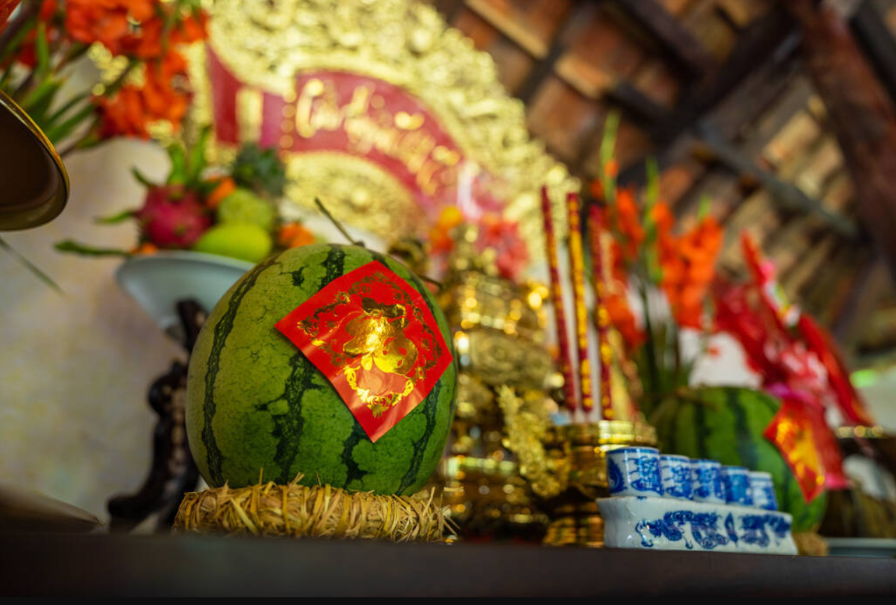 Việc bao sái, rút tỉa chân nhang nên được thực hiện đúng thời điểm, đúng cách để giữ sự trang nghiêm và giúp không gian thờ tự đón nhận nguồn sinh khí tích cực. Ảnh minh họa: Baidu