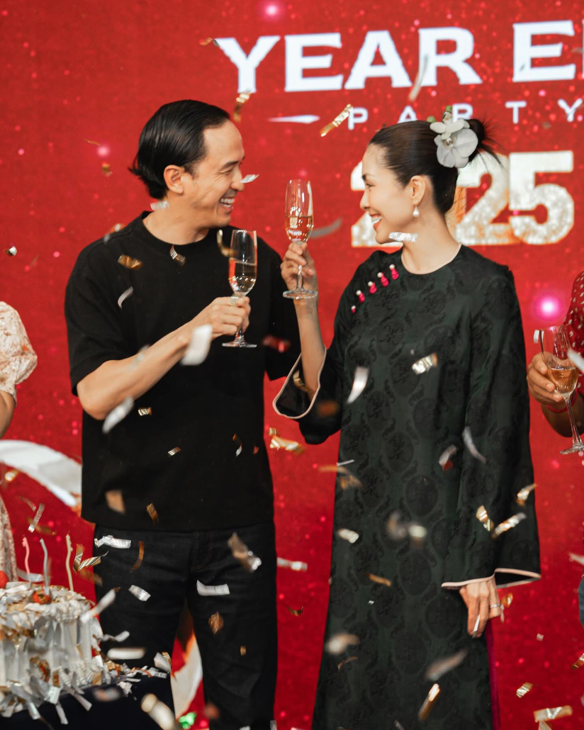 Vợ chồng Tăng Thanh Hà khoe khoảnh khắc nâng ly trong tiệc tất niên công ty dịp cuối năm. Diện trang phục màu sắc ăn ý, họ được khen tình tứ như trong lễ cưới.