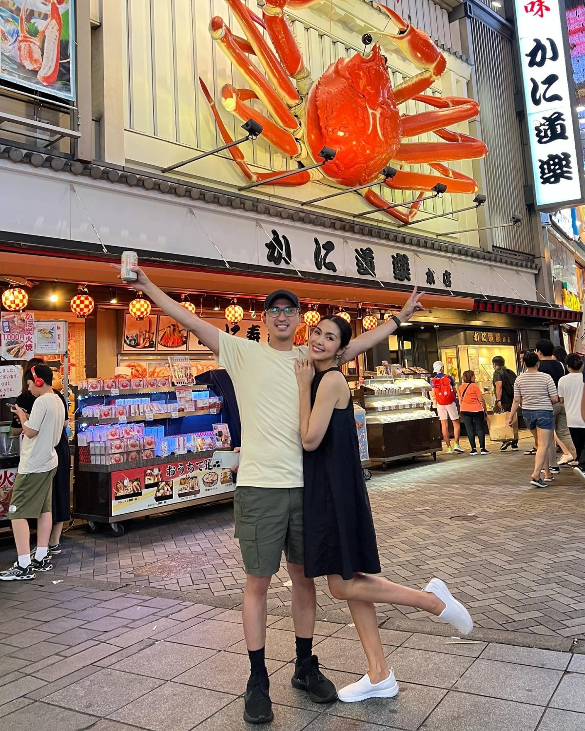 Trên đường phố Osaka, Nhật Bản cách đây vài năm, cả hai chọn trang phục thoải mái, nói không với logo hàng hiệu.