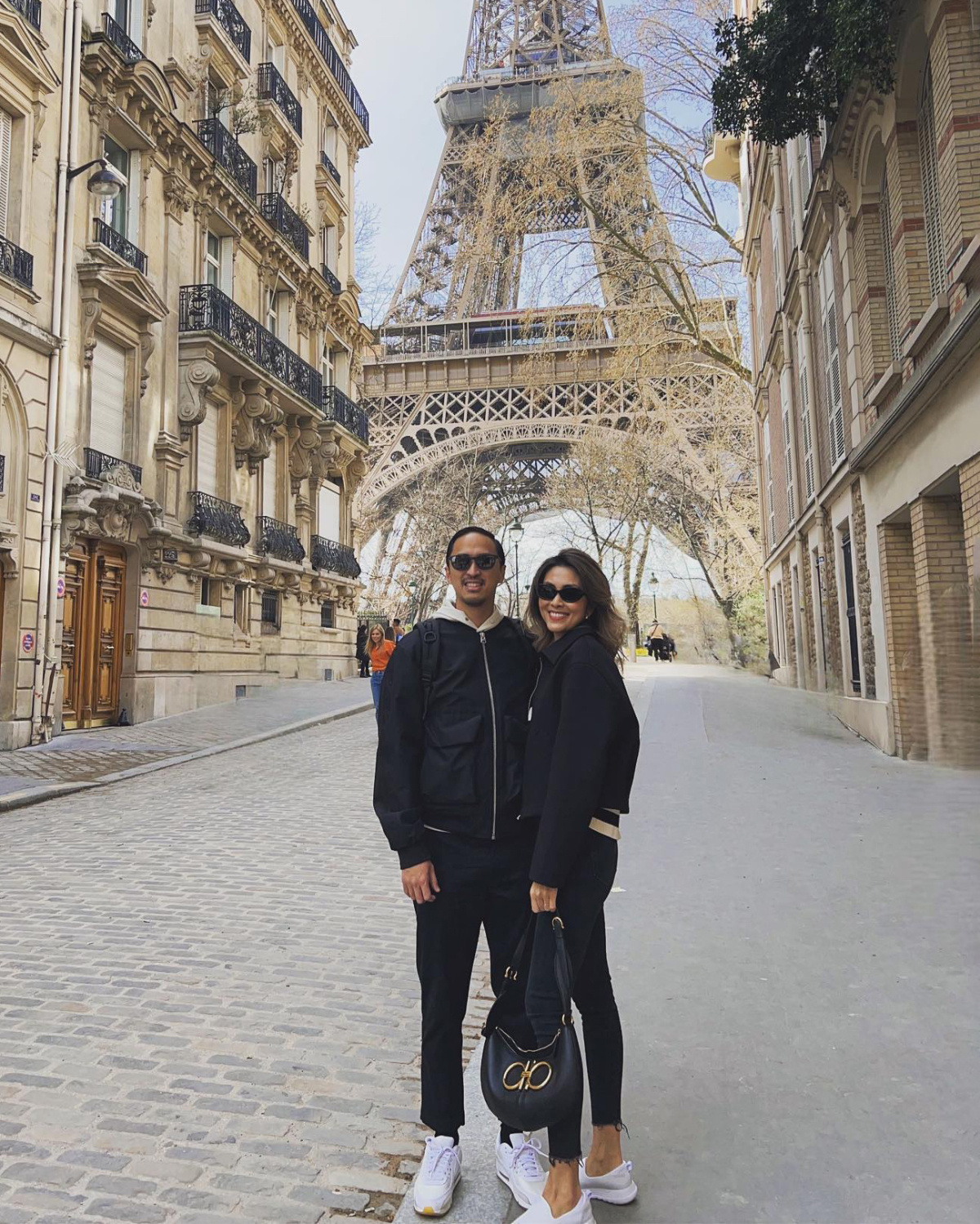 Trang phục tông đen phối giày trắng được họ lựa chọn khi đi chơi Paris.