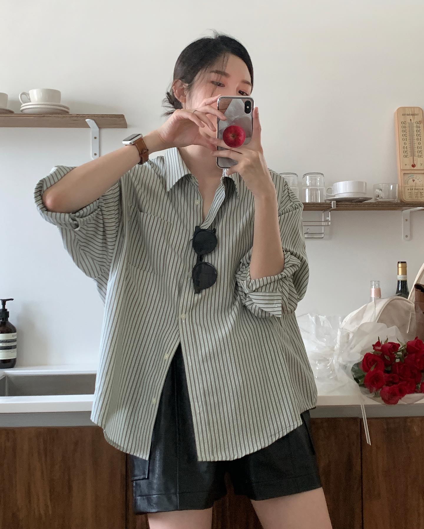 Kẻ sọc giúp outfit bớt đơn điệu nhưng vẫn thanh lịch. Sọc nhỏ, màu trung tính dễ phối, phù hợp cả du xuân lẫn môi trường làm việc chuyên nghiệp.