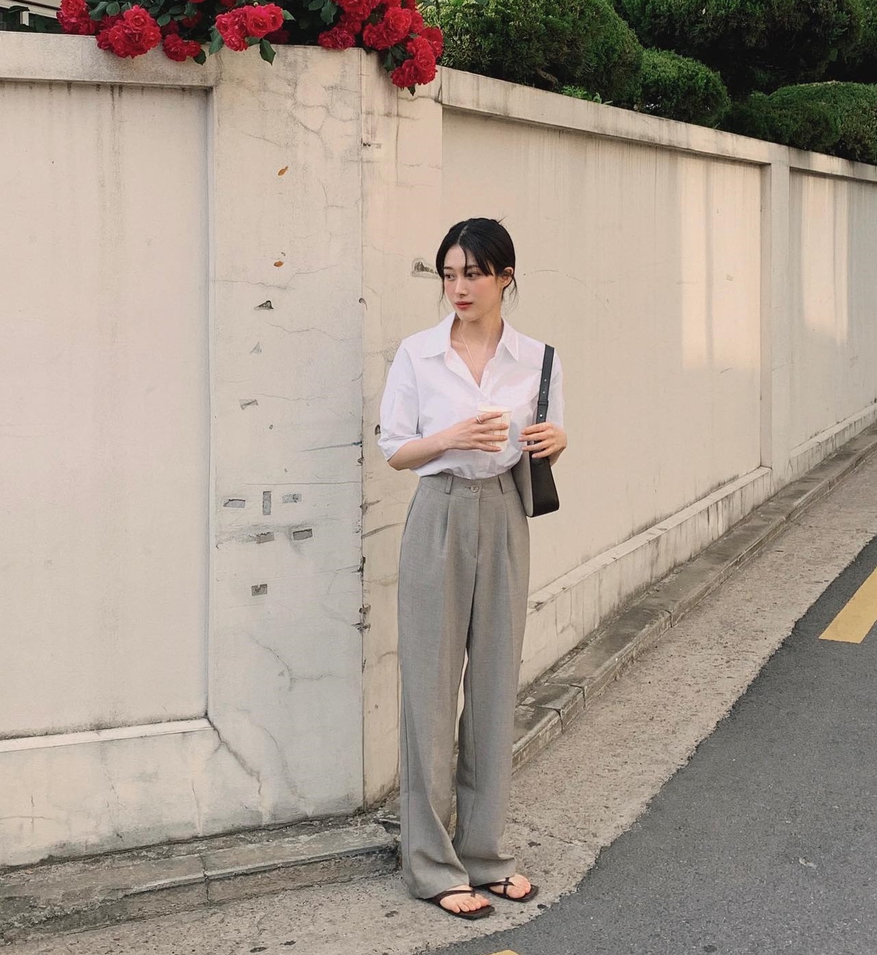 Sơ mi trắng là item kinh điển, dễ phối và không bao giờ lỗi mốt. Mặc Tết thanh lịch, qua Tết phối quần âu hay chân váy đi làm vẫn chỉn chu, chanh sả.