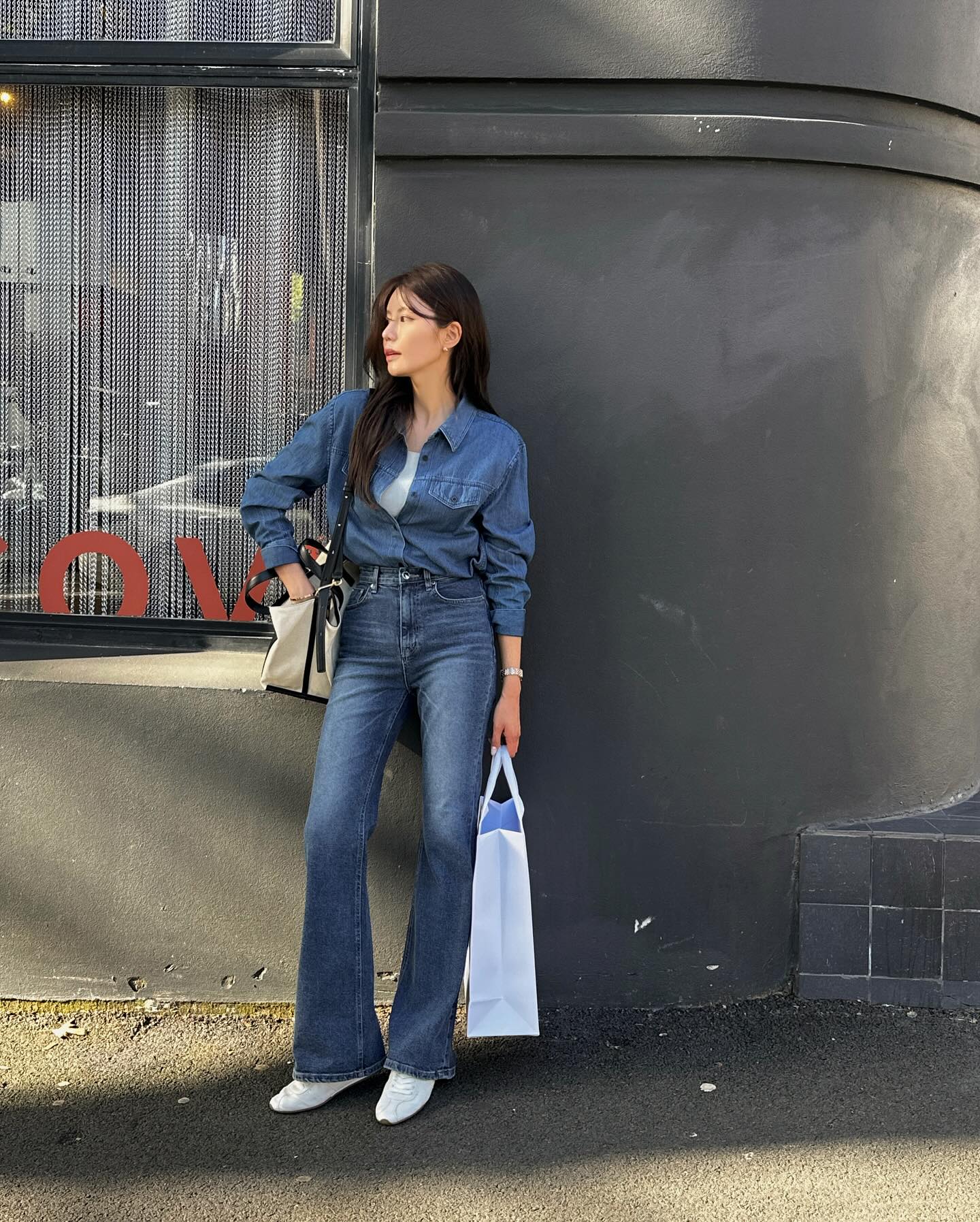 Sơ mi denim mang nét trẻ trung nhưng vẫn đủ lịch sự. Phối cùng quần suông, chân váy hoặc quần âu giúp outfit năng động mà không quá casual khi đi làm.