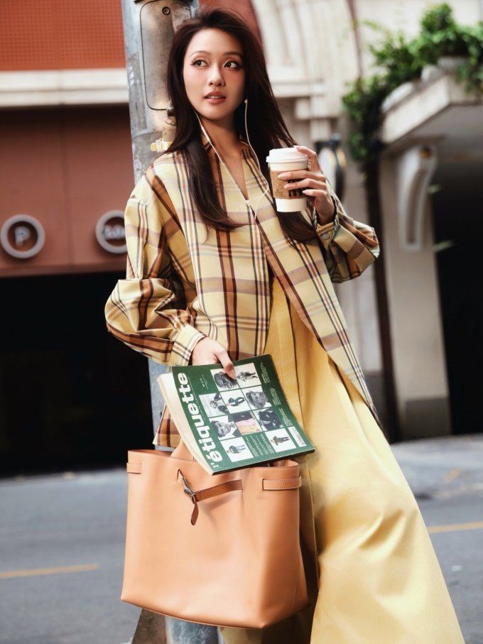 Tuổi Sửu được nâng đỡ bởi các tông vàng kim, nâu đất và đỏ - những sắc màu tượng trưng cho sự vững chắc, thịnh vượng và ấm áp.