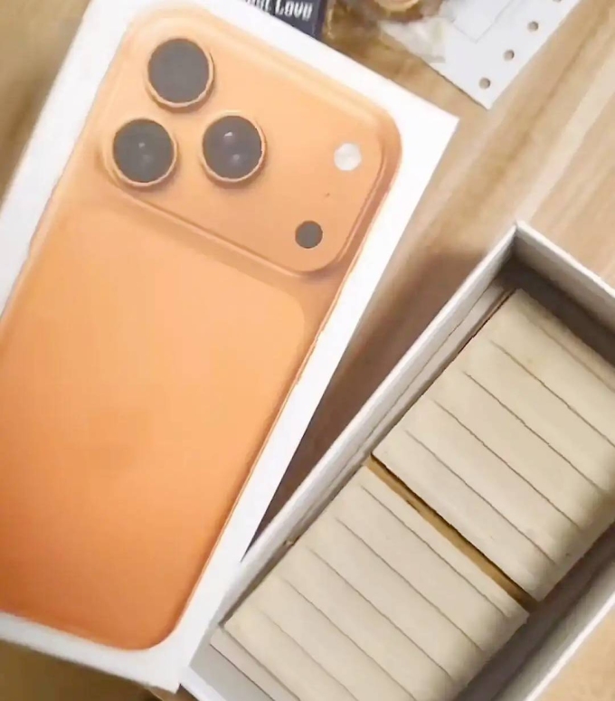 Vỏ hộp Iphone nhưng bên trong là cục gạch. Ảnh: QQ