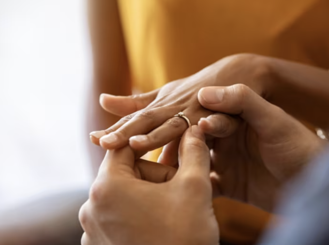 Hầu hết mọi người đều muốn một mối quan hệ ổn định và lành mạnh, nhưng việc mắc kẹt trong một mối quan hệ không rõ ràng (situationship) khiến việc thực hiện trở nên khó khăn. Ảnh: iStock/Ridofranz