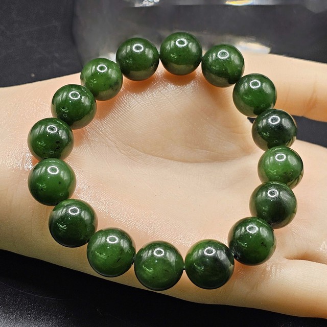 Vòng tay đá ngọc bích, thạch anh xanh, hoặc đá mắt hổ xanh đen: Giúp người mệnh Mộc cân bằng cảm xúc, mang lại tinh thần minh mẫn.