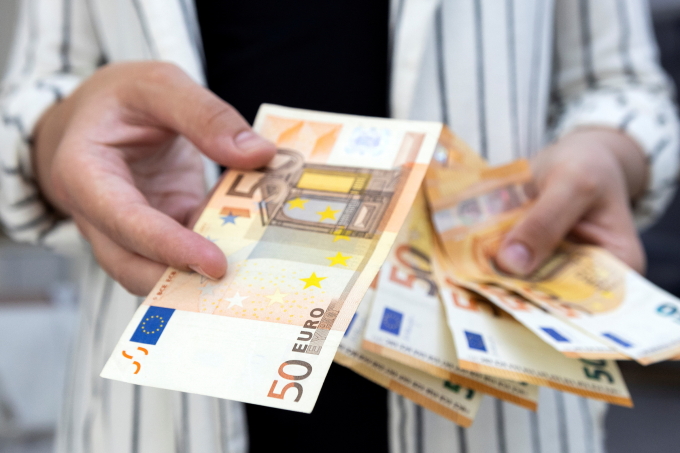 Các tờ 50 euro chụp vào ngày 30/5/2022. Ảnh: Reuters