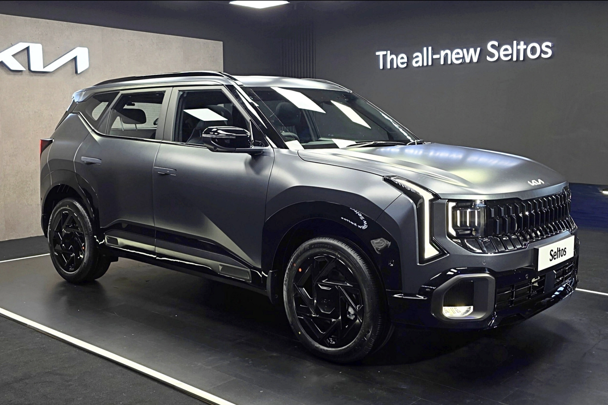 Kia Seltos lập kỷ lục doanh số: Cứ 1 ngày có 274 xe được bán, trong đó 3 khách mua thì 1 người chọn bản 'full option'- Ảnh 1. Kia Seltos lập kỷ lục doanh số: Cứ 1 ngày có 274 xe được bán, trong đó 3 khách mua thì 1 người chọn bản 'full option'- Ảnh 1.