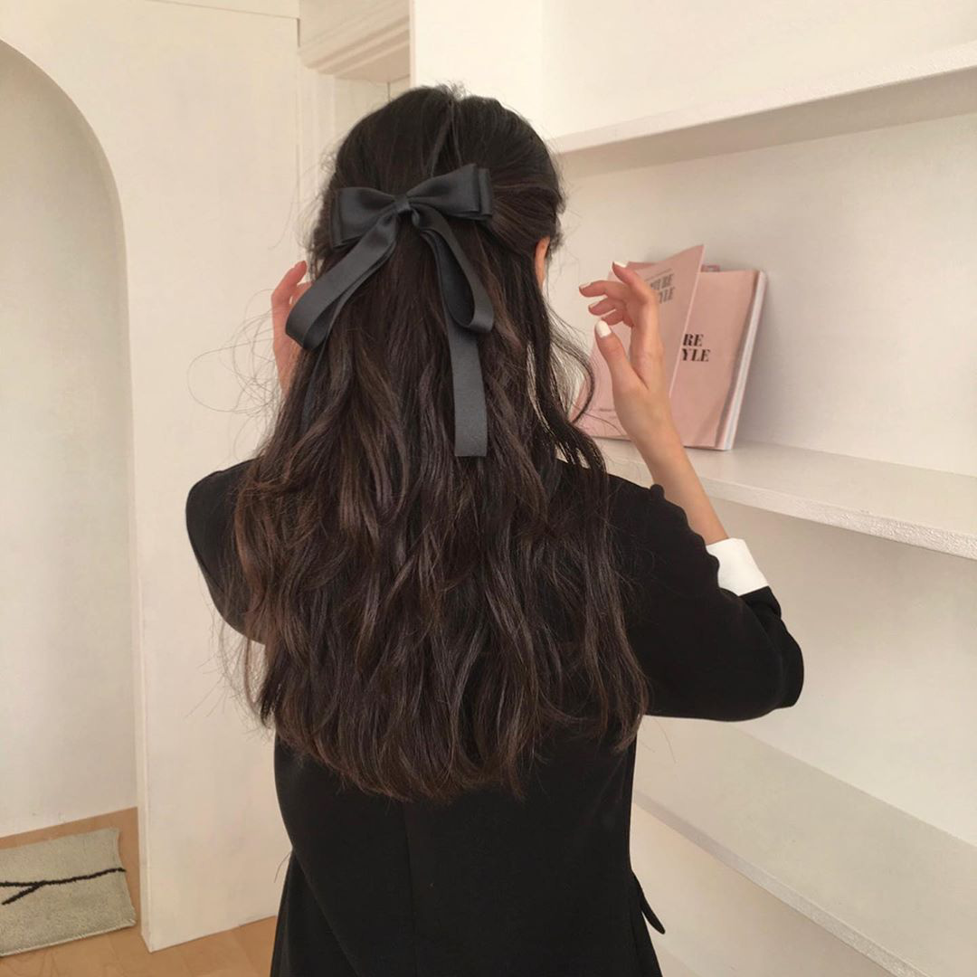 Kẹp càng cua mang lại vẻ tự nhiên, thời thượng. Khi kẹp, nên xoắn tóc vừa phải và giữ độ phồng nhẹ ở phần trên đầu. Thả vài lọn tóc mảnh quanh má sẽ giúp đường nét mềm mại hơn, đặc biệt phù hợp khi chụp ảnh cận mặt.