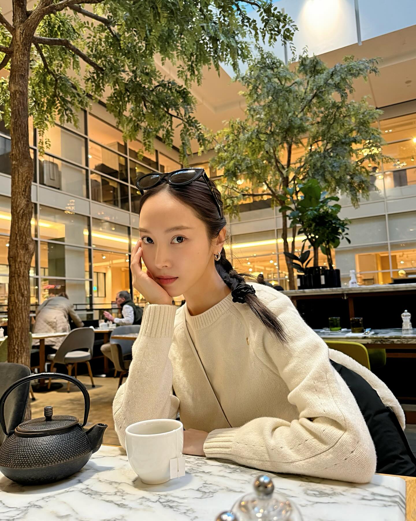 5 cách buộc tóc thu gọn gương mặt, lên hình amp;#34;sống ảoamp;#34; tuyệt xinh mà chị em nào cũng nên biết  - 14