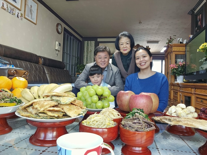 Gia đình chị Nguyễn Thị Bảy ở Hàn Quốc, Tết 2025. Ảnh: Nhân vật cung cấp