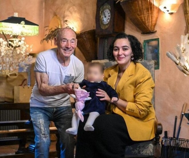 Ông Pierre Sablé bên vợ trẻ kém 52 tuổi và con gái nhỏ.