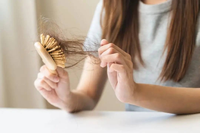 Khi rụng tóc, nhiều người vội nghĩ do cở thể thiếu chất chứ không nhận ra rằng một số thói quen vệ sinh, chăm sóc mái tóc cũng có thể chính là thủ phạm.