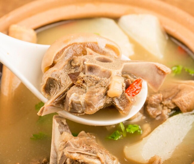 Nước hầm xương chứa gelatin và axit amin như glycine, proline - thành phần cấu tạo collagen. Dùng điều độ giúp hỗ trợ tái tạo mô liên kết, cải thiện độ đàn hồi da.