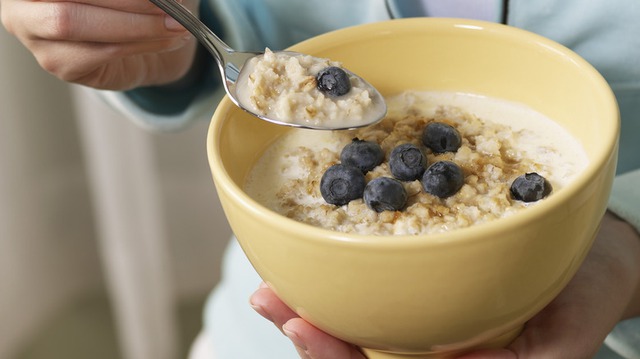 Ăn yến mạch vào bữa sáng giúp giảm cân hiệu quả.