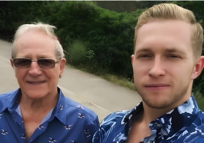 Chris đi dạo cùng bố, Ảnh: Chris Snell