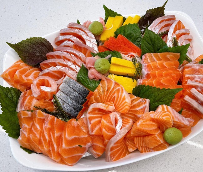 Cá hồi giàu omega-3 và protein chất lượng cao, giúp duy trì độ ẩm da, hỗ trợ tái tạo tế bào. Ăn điều độ còn tốt cho tim mạch và vóc dáng.