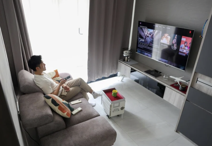 Phua trong căn hộ 43m2 ở Singapore. Ảnh: ST