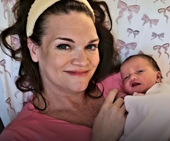 Nữ diễn viên 49 tuổi mang bầu, sinh con nhờ tinh trùng chồng quá cố.