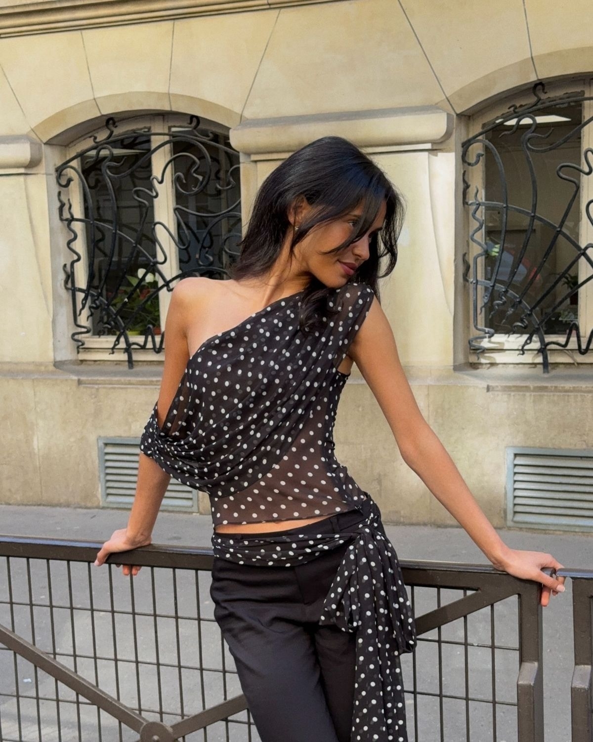 Nổi lên từ mùa hè năm ngoái, áo voan chấm bi xuyên thấu lấy cảm hứng từ phong cách vintage tiếp tục là mốt hot năm nay. Thiết kế toát lên vẻ lãng mạn và cổ điển, có thể phối cùng quần jeans ống đứng, hoặc chân váy mini cho những buổi đi chơi tối.