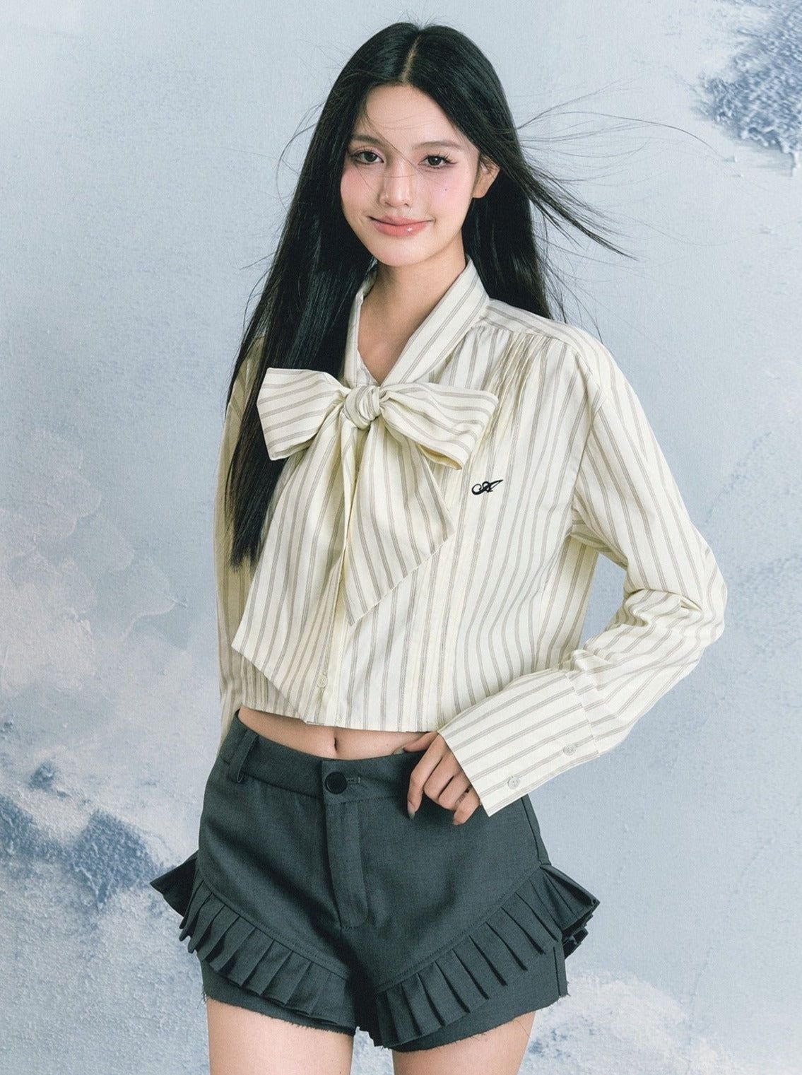 Theo WWW, áo chi tiết nơ thoạt nhìn có vẻ khó phối, nhưng thực tế lại dễ dàng. Chúng mang vẻ lãng mạn và tinh nghịch theo hơi hướng phong cách thập niên 1980. Bạn có thể kết hợp áo cùng quần da, quần shorts, chân váy mini.